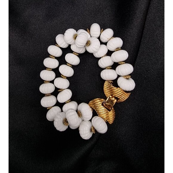 Vintage 1960s-70s Monet Signed Gold Tone & White Beaded Bracelet With Textured - Picture 3 of 5